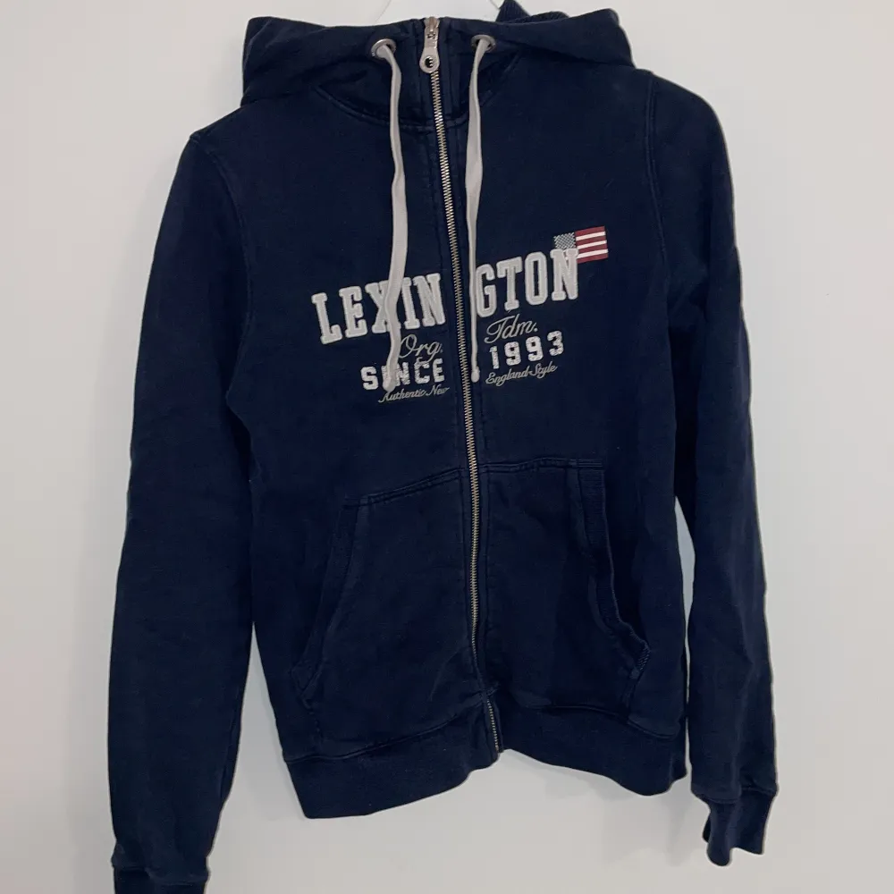 En blå tjocktröja från Lexington💙I storlek S. Hoodies.