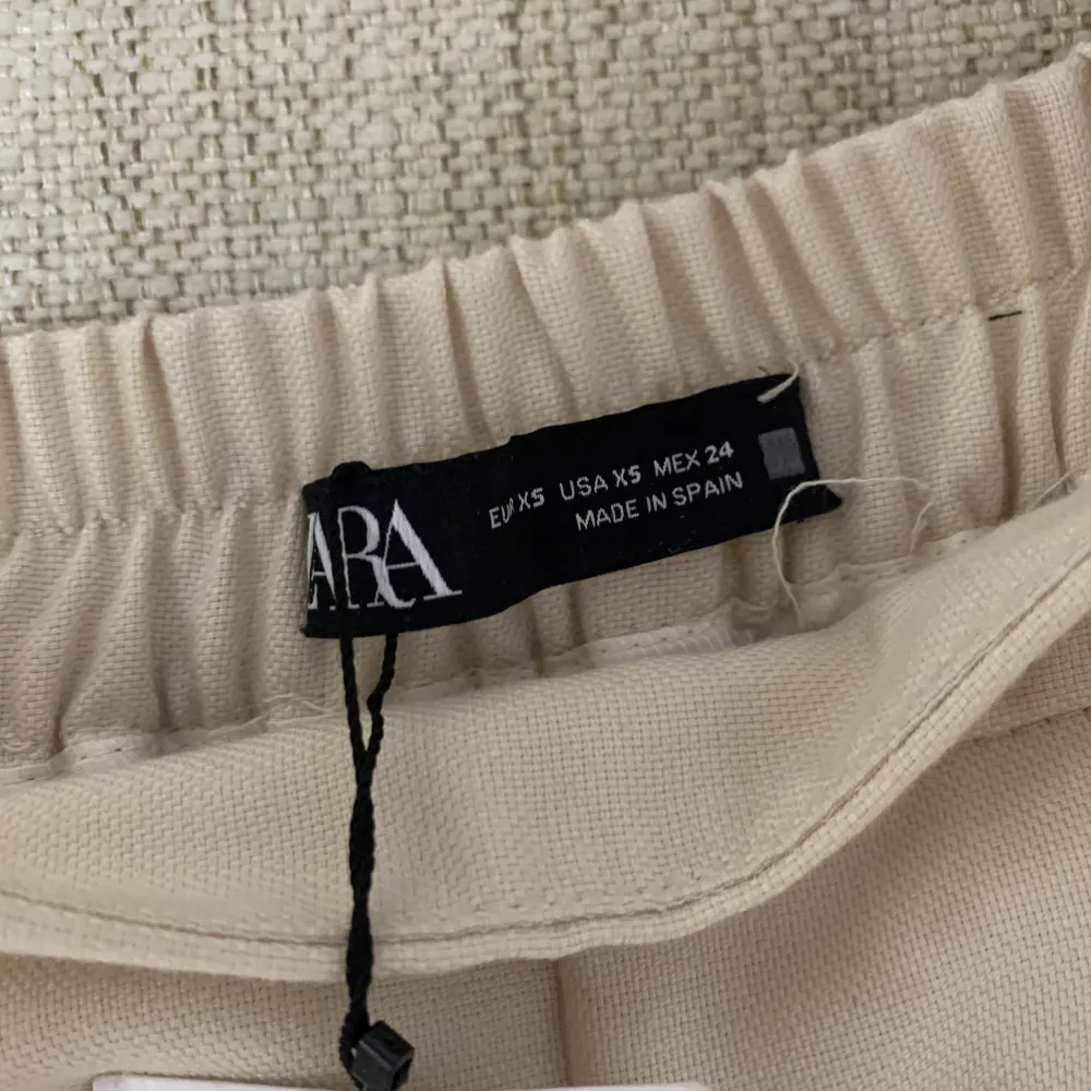 Helt nya kostymbyxor från Zara som köptes för cirka en vecka sedan men tyvärr var dom för små. Ordinarie pris: 399. Jeans & Byxor.
