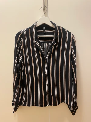 Randig skjorta - Randig skjorta i storlek M, lite liten i storleken.  Sparsamt använd.