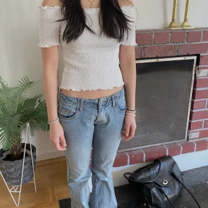 Söt topp - Säljer en super söt vit off-sholder topp🐩