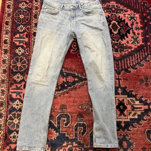 Blå jeans  - Säljer dessa fräscha jeans från Dobber. Det är regular fit och dom är inte används så mycket. Köpare står för frakt, hör av er vid frågor!