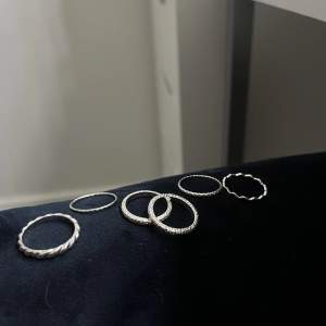 6 olika ringar i silver som e helt oandvända. 1 ring för 10kr alla för 50 kr 