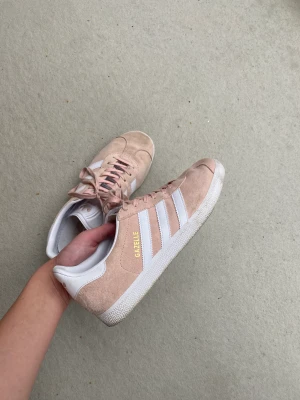 Adidas Gazella rosa  - Rosa Adidas Gazelle. Endast använda vid ett par fåtal tillfällen därför i väldigt bra skick. 