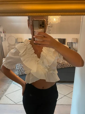 Blus från GinaTricot - Vit volangblus från GinaTricot som aldrig är använd. 