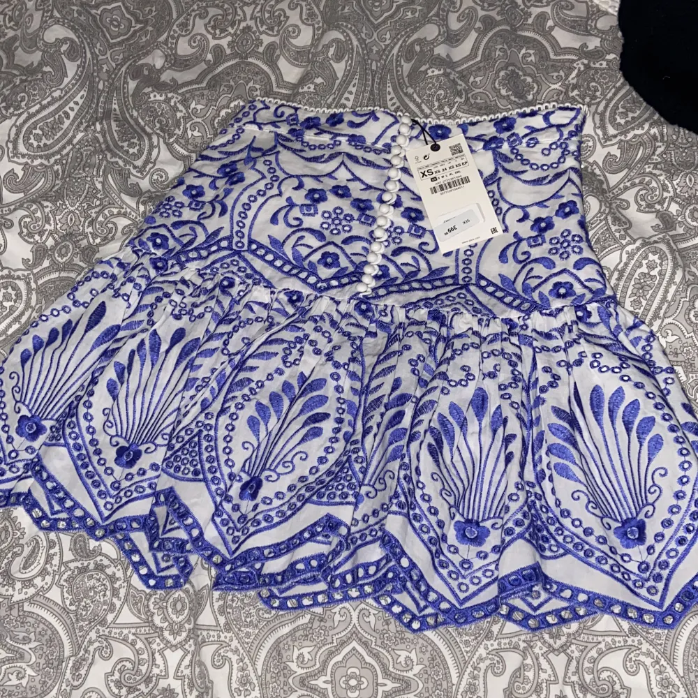 En jättefin kjol från zara som är helt ny🤍💙Slutsåld på hemsidan och köpt för 400kr, priset kan diskuteras🫶🏼. Kjolar.