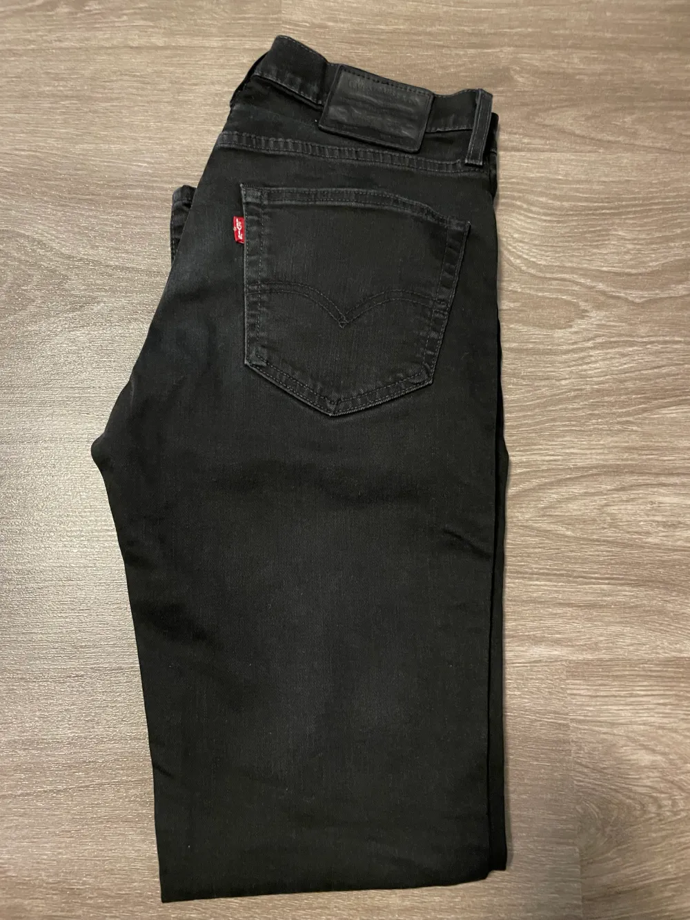 Svarta jeans från märket Levis. I storlek W31 L32. Använd några gånger. I mycket bra skick. . Jeans & Byxor.