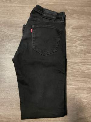 Svarta jeans från märket Levis. I storlek W31 L32. Använd några gånger. I mycket bra skick. 