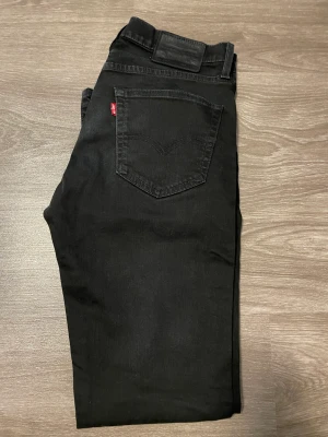 Svarta Levis jeans  - Svarta jeans från märket Levis. I storlek W31 L32. Använd några gånger. I mycket bra skick. 