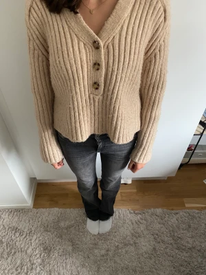 Stickadtröja  - En jätte fin Stickadtröja till hösten. Köparen står för frakt. 