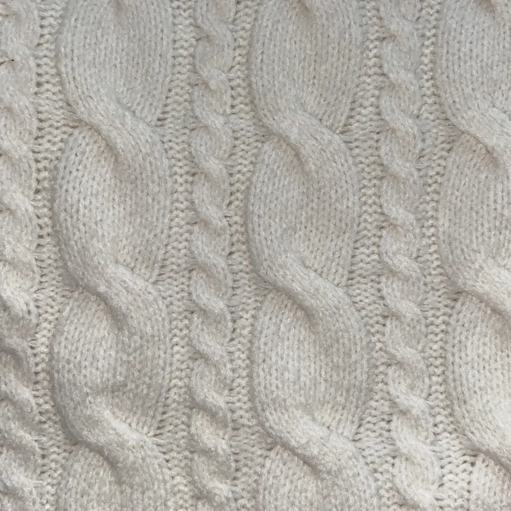 En vit stickad tröja med krage från Bikbok! Säljer då den inte kommer till användning. Har använts en gång. Pris kan diskuteras.. Stickat.