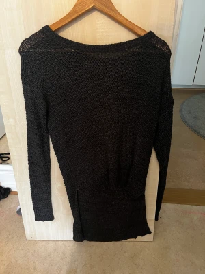 Stickad tunn tröja - Aldrig använd, storlek S/M, den e längre på baksidan i kortare på framsidan