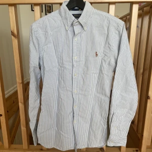 Ralph Lauren skjorta - Tja! Säljer nu min randiga skjorta från Ralph Lauren. Skick: 9/10. Storlek: S, slim fit. Nypris: 1200kr. Mitt pris: 450kr. Kontakta mig för fler bilder eller info!
