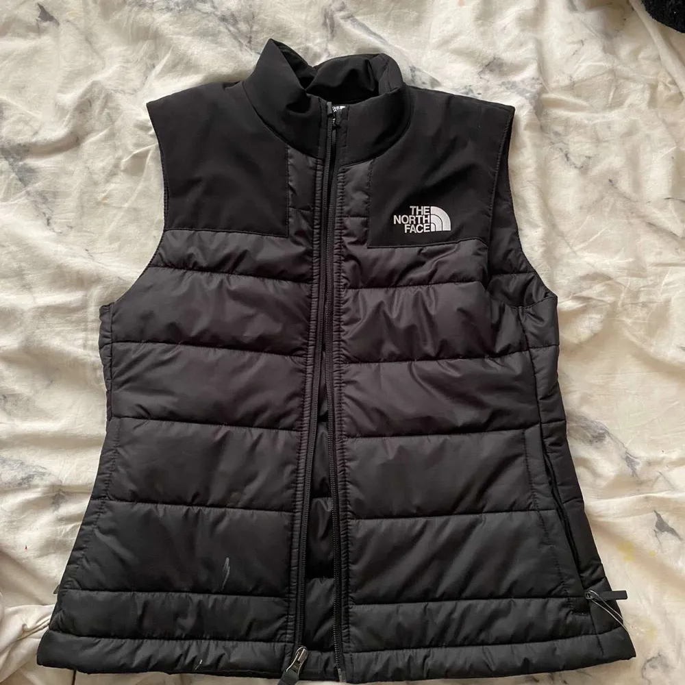 Jag säljer min the north face väst i st S för den är förstor för mig o den har aldrig kommit till användning. Jackor.