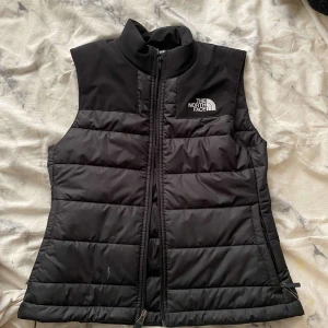 The north face  - Jag säljer min the north face väst i st S för den är förstor för mig o den har aldrig kommit till användning