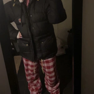 Fjällräven Jacka - Gör en intressekoll på min fjällräven jacka i modellen expidation down jacket!! Den är använd antal gånger med två små defekter på ena armen som knappt syns, därav priset. Storlek XS och sitter lite oversized på mig.
