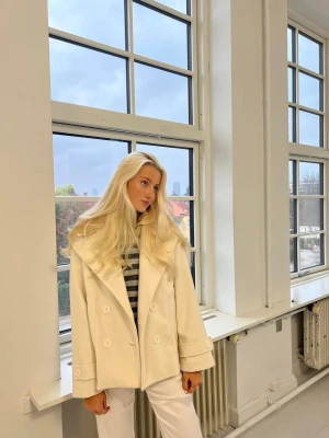 Design by si jacka - Jättefin kappa/jacka från design by si. Tror den köptes för ca 800. Kom privat för egna bilder!💓(passar mig med xs också!)