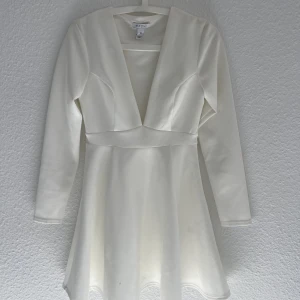 Klänning  - Super fin klänning från Nelly, aldrig använt så väldigt bra skick. Önskas fler bilder så e det bara att skriva. 