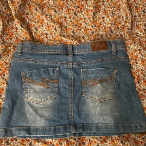 Jeanskjol - Säljer min jeanskjol. Den är ganska kort och lowwaist.💕 Vet inte riktigt vad storleken är men det står 3/14 och skulle uppskatta att dem är i M.🩷