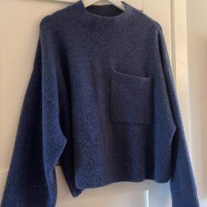 Säljer min blåa stickade tröja från & other Stories! Använd ett par gånger och säljer för att den inte kommer till användning. Skriv för fler bilder eller andra frågor! 🤗 Köparen står för frakten! 😊