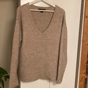 Stickad tröja - Säljer den här beiga stickade tröjan i storlek L, den är mer som en M! Tröjan är från New yorker. Den är jätteskön o varm. Har knappt använts💕