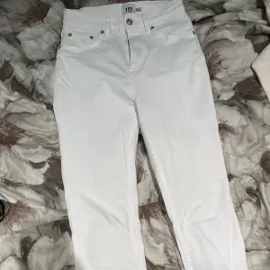 Säljer ett par vita skinny jeans från lager 157 som jag köpte till min spex vecka för några år sen. Använda 1 gång men inget som märks på passform eller så. 100+ frakt mer frågor så är det bara skriva!💗