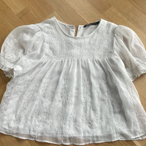 Söt zara blus ❤️❤️‍🔥 - Säljer för 170 kr❤️ köpt på sellply för 200 , inte används en enda gång ❤️