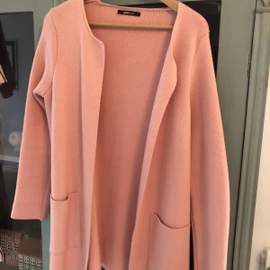 Kofta - rosa - Längre rosa kofta i stl S, passar även dig som har M.  Märke: Gina Tricot  Nyskick