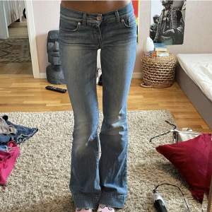 Jättefina lågmidjade jeans! Två första bilderna är lånade från förra ägaren. Budet är på 580kr💗 midjemått 74cm innerben 83cm