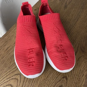 K. Cobler sneakers  - Röda K. Cobler sneakers i storlek 37. Väldigt sparsamt använda, hela, rena och fräscha. 100:- exkl porto. 