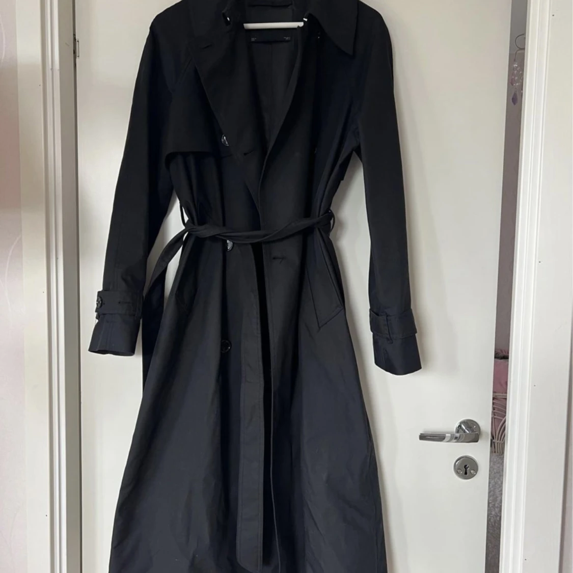 Svart lång trenchcoat  - 90