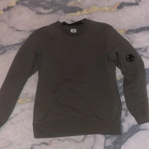 C.P company tröja - Tröjan i köpt på nk i Stockholm för 2,299kr haft den nu i 1 månad 9/10 skick ny men syns på lappen att den e tvättad