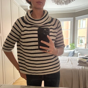 Kortärmad stickad - Kortärmad stickad tröja från Edblad. Randig med polokrage