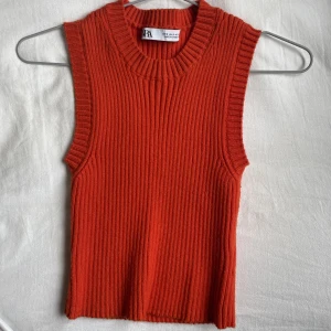 Röd topp Zara - Köpt på plick aldrig använd, säljer för den är för liten på mig