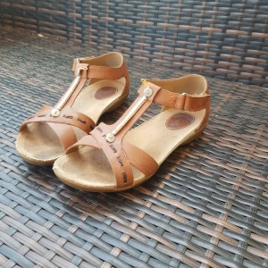 Sandaler i läder - Bruna lädersandaler från clarks. Storlek 36 (3 1/2). Är slutsålda. Är använda men i bra skick (se bilder). Köptes för ca 900 kr.