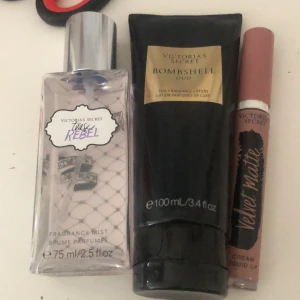 Victoria secret - Säljer dessa tre saker från Victoria secret. En parfym, lotion och ett läppstift. Priserna varierar då parfym kostar 70 kr, lotion kostar 45 kr och läppstift kostar 40 kr. Vill ni köpa allt blir paketpriset 125 kr. Priserna kan diskuteras
