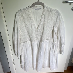 Klänning från zara - Super fin klänning, använd en gång! Köpt för 599kr