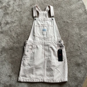 Fin Levi’s hängselklänning💖  - Säljer denna fina hängselklänningen från Levi’s! Helt oanvänd och har kvar prislappen😊 Inga defekter! Storlek xs Köparen står för frakt😊