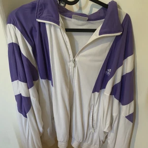 Äkta Adidas vintage kofta - Vintage Adidas kofta som inte längre säljs. Storleken passar från S-XL om man vill ha oversize .