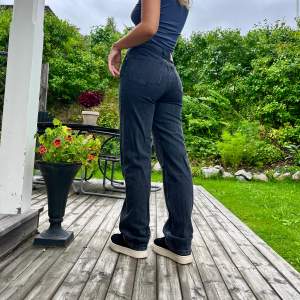 Säljer dessa A-Dsgn (Alice Stenlöf) högmidjade grå jeans, size M, långa i benen. Finns inte att köpa längre. Använda 1 gång, skriv för fler bilder❤️‍🔥 (jag är 175cm lång)