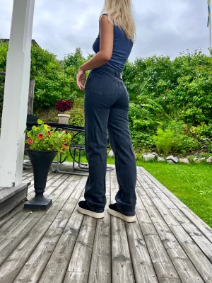 A-dsgn jeans - Säljer dessa A-Dsgn (Alice Stenlöf) högmidjade grå jeans, size M, långa i benen. Finns inte att köpa längre. Använda 1 gång, skriv för fler bilder❤️‍🔥 (jag är 175cm lång)
