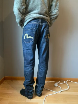 Evisu jeans storlek 29 - En rak modell i storlek 29. Personen på bilden är 175 cm lång 