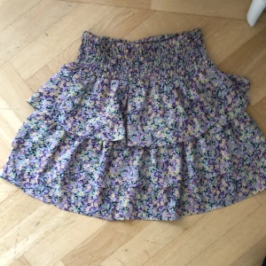 Blommig kjol från vero Moda  - Inte sliten, fint mönster och volanger! Pris kan diskuteras