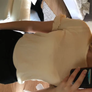 T-shirt från Object stl S - Ljus rosa T-shirt med volang på ärmarna. Är i fint skick. Köparen står för frakt