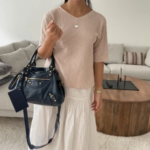 Rosa trekvartsärmad t-shirt  - Säljer denna fina trekvartsärmad t-shirt som jag klippt armarna på! Från uniqlo med en jättefin gammalrosa färg🩷