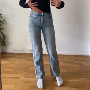 Säljer dessa blåa jeans med slits då de är för små. De är från Gina tricot young i storlek 152 vilket ja skulle säga botsvarar en xxs.