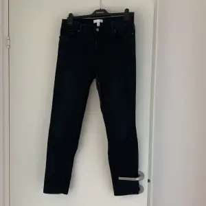 Skinny/ lite baggy jeans från HM. Storlek 42, köpta 2020. Original pris- 250. Köparen står för frakt. Använda väldigt få gånger.