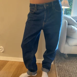 Lee Jeans - Sparsamt använda Mörkblå Lee jeans. Modell 1 har vanligtvis storlek 34  Modell 2 har 36-38
