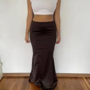 En vintage brun kjol som är low/mid  waist och i väldigt bra skick