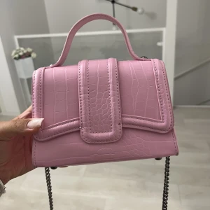 Rosa väska från zara - Säljer denna rosa väska från zara som knappt har använts