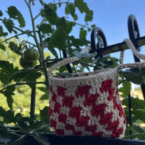 crochet strawberry mini tote bag - Handmade crochet mini tote bag. Made with 100% cotton yarn, with a cotton fabric liner (with the cutest strawberry print!). Snap button is added to close the bag.  Custom unique piece <3  Feel free to message for more pics or if you have questions!